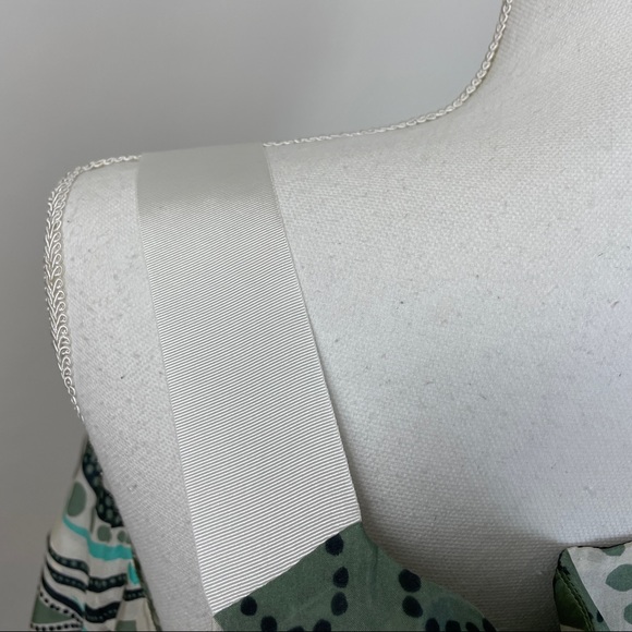 BRUPHILS Women's Green Geometric Sleeveless Silk Top V-Neck Ribbon Tie Sz 44 L - Picture 6 of 7